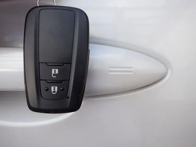 プリウス 4WD(トヨタ)の車両写真