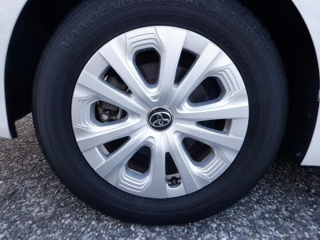 プリウス 4WD(トヨタ)の車両写真