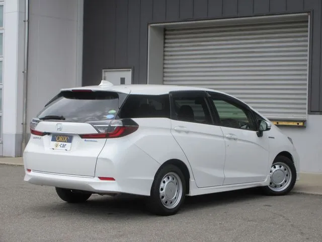 シャトル　ハイブリッド（ホンダ）の車両写真