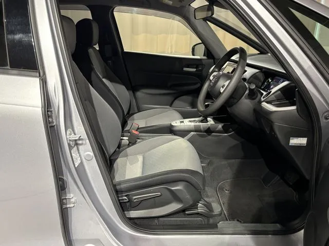 ホンダ　フィット　ｅ：ＨＥＶ　４ＷＤ