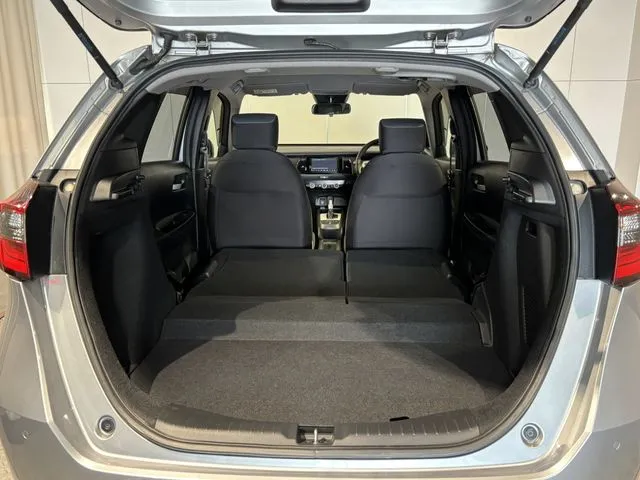 ホンダ　フィット　ｅ：ＨＥＶ　４ＷＤ