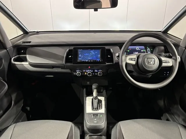 ホンダ　フィット　ｅ：ＨＥＶ　４ＷＤ