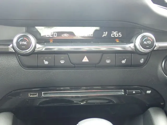 ＭＡＺＤＡ３　ファストバック（マツダ）の車両写真