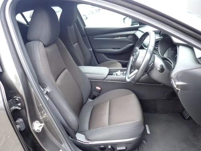 ＭＡＺＤＡ３　ファストバック（マツダ）の車両写真