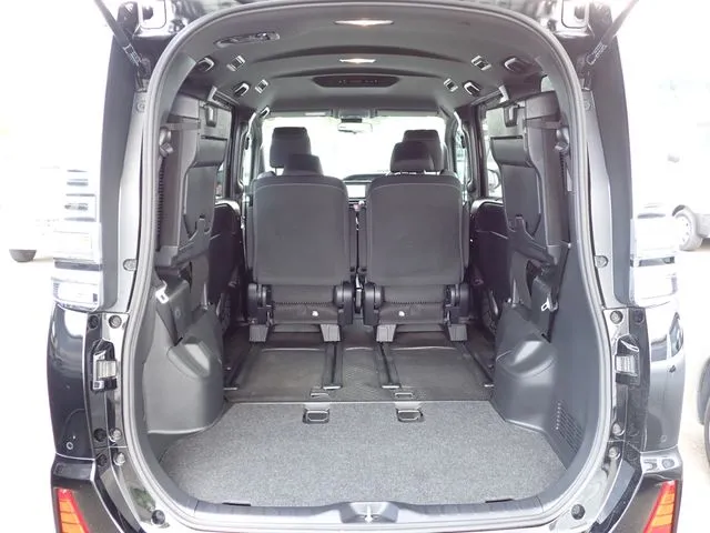 ヴォクシー 4WD(トヨタ)の車両写真