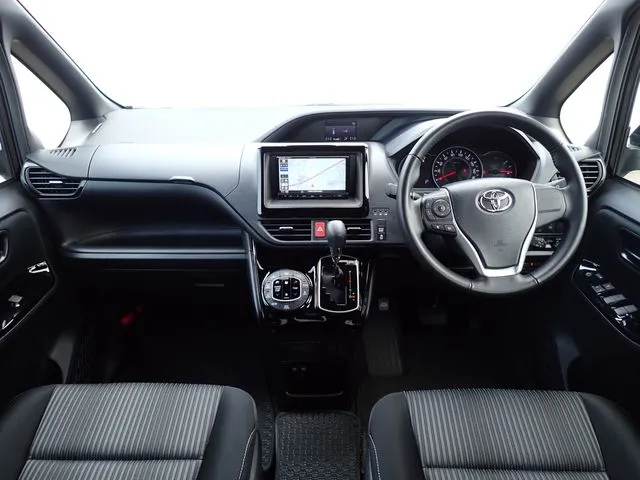 ヴォクシー 4WD(トヨタ)の車両写真