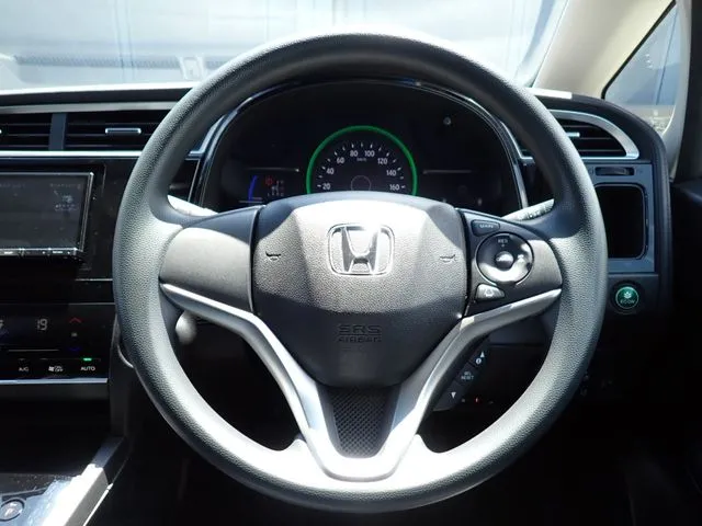 シャトル　ハイブリッド（ホンダ）の車両写真