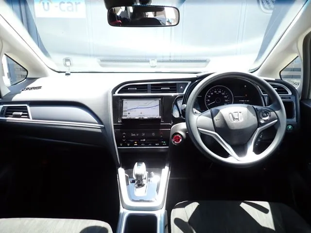 シャトル　ハイブリッド（ホンダ）の車両写真