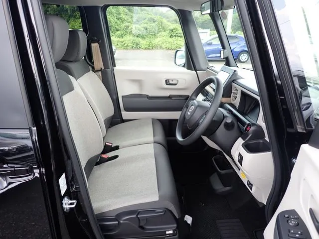 ホンダ　Ｎ　ＢＯＸ　４ＷＤ