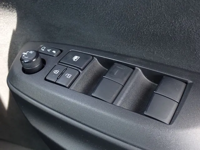 ヤリス ハイブリッド(トヨタ)の車両写真