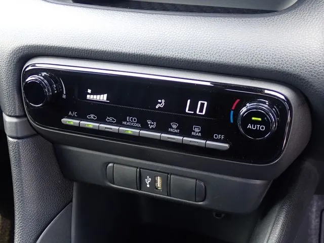 ヤリス ハイブリッド(トヨタ)の車両写真