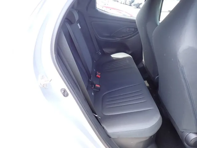 ヤリス ハイブリッド(トヨタ)の車両写真