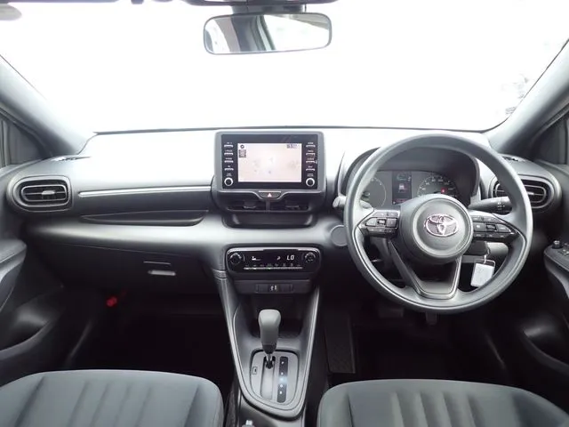 ヤリス ハイブリッド(トヨタ)の車両写真