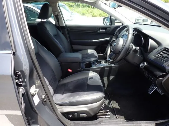レガシィB4(スバル)の車両写真