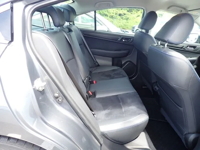 レガシィB4(スバル)の車両写真