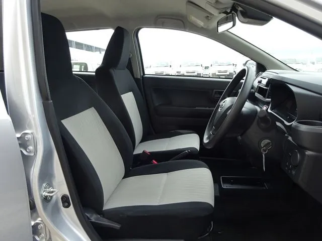 ミラ　イース（ダイハツ）の車両写真