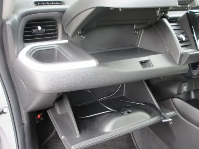 フィット　ｅ：ＨＥＶ　４ＷＤ（ホンダ）の車両写真