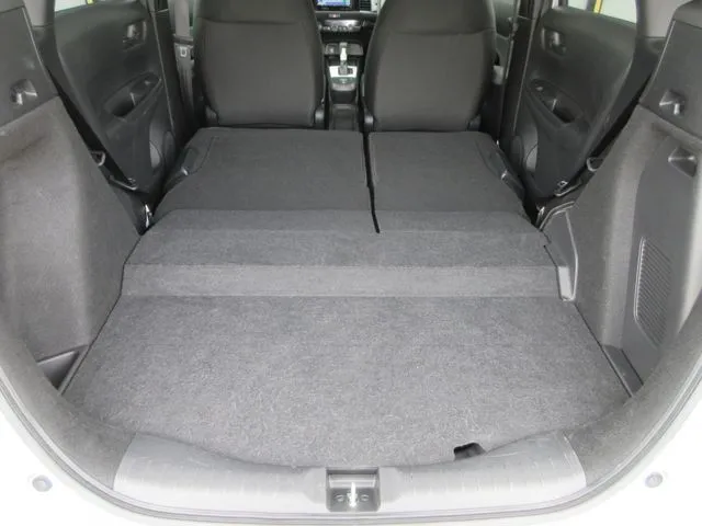 フィット　ｅ：ＨＥＶ　４ＷＤ（ホンダ）の車両写真