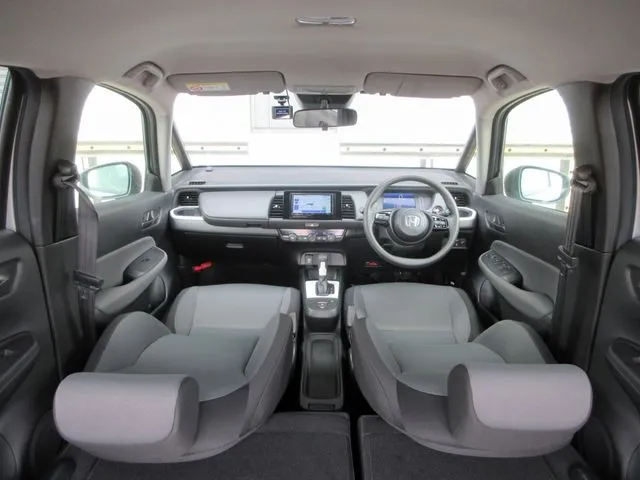 フィット　ｅ：ＨＥＶ　４ＷＤ（ホンダ）の車両写真
