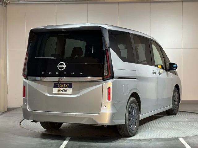 セレナ（ニッサン）の車両写真