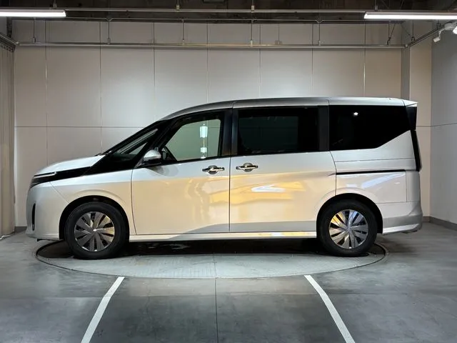 セレナ（ニッサン）の車両写真