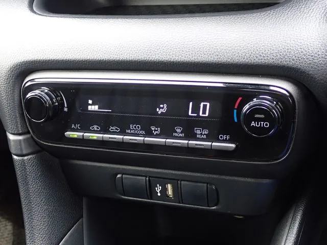 ヤリス ハイブリッド(トヨタ)の車両写真