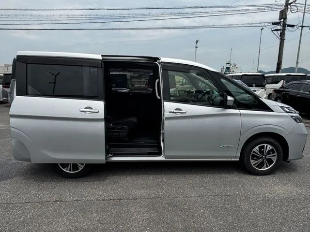セレナ(ニッサン)の車両写真