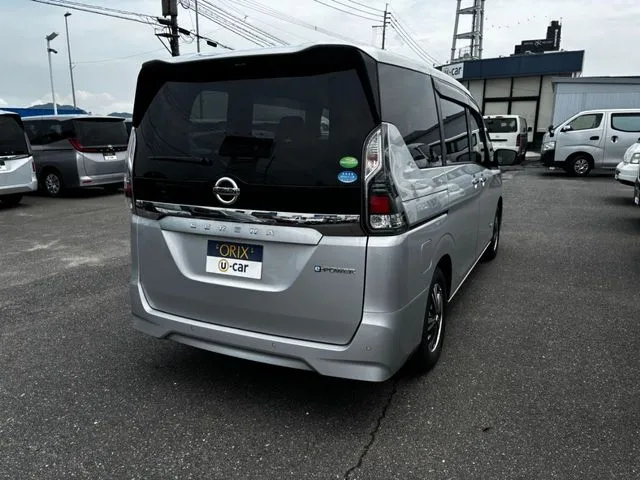 セレナ(ニッサン)の車両写真