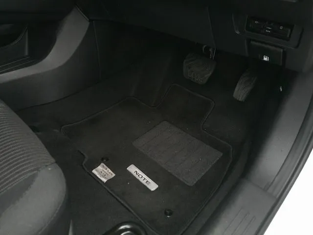 ニッサン　ノート　４ＷＤ