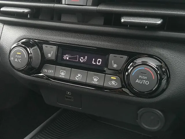 ニッサン　ノート　４ＷＤ