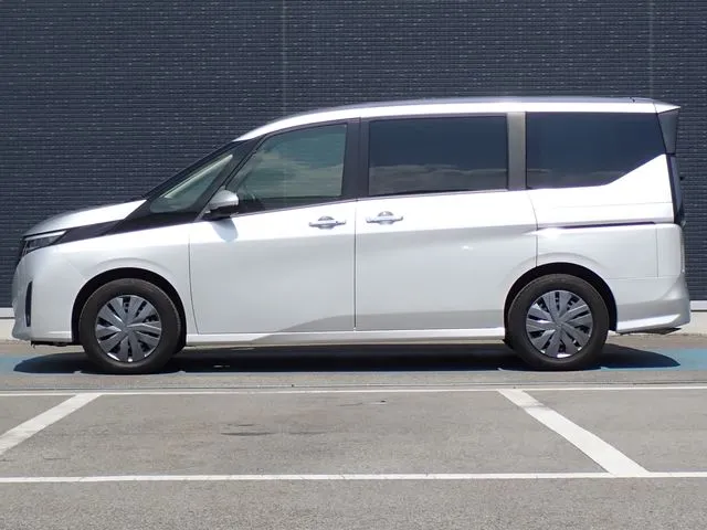 セレナ（ニッサン）の車両写真