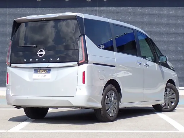 セレナ（ニッサン）の車両写真