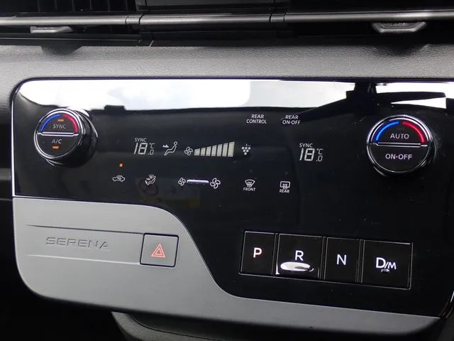 セレナ（ニッサン）の車両写真