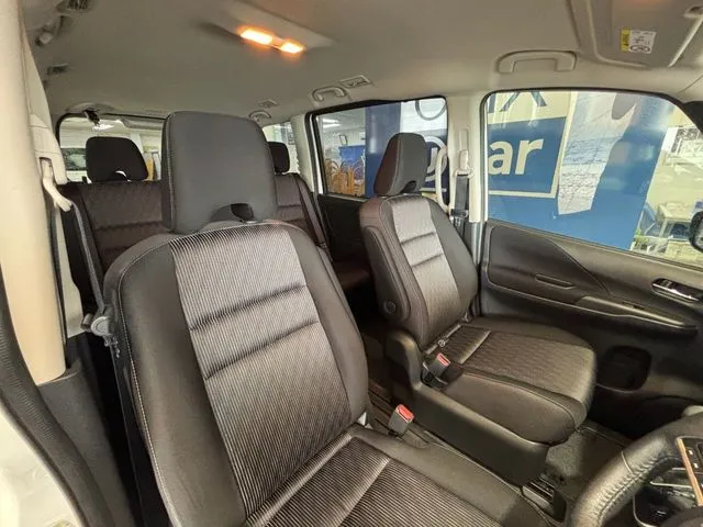 セレナ Sハイブリッド(ニッサン)の車両写真