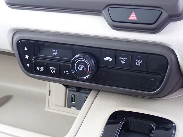 N BOX(ホンダ)の車両写真