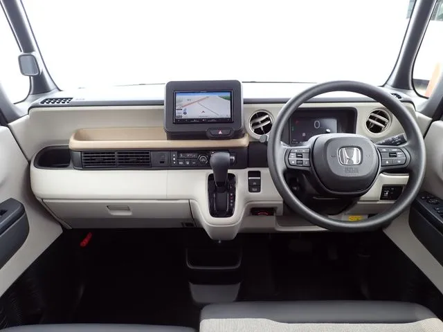 ホンダ　Ｎ　ＢＯＸ　４ＷＤ