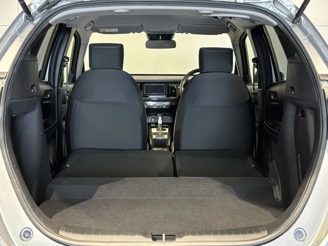 ホンダ　フィット　ｅ：ＨＥＶ　４ＷＤ