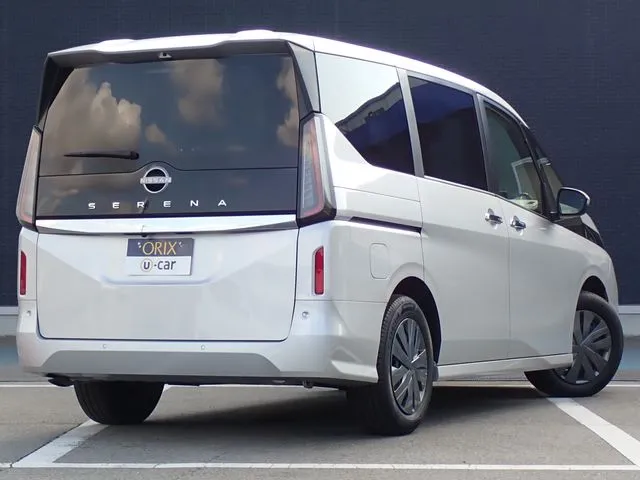セレナ(ニッサン)の車両写真
