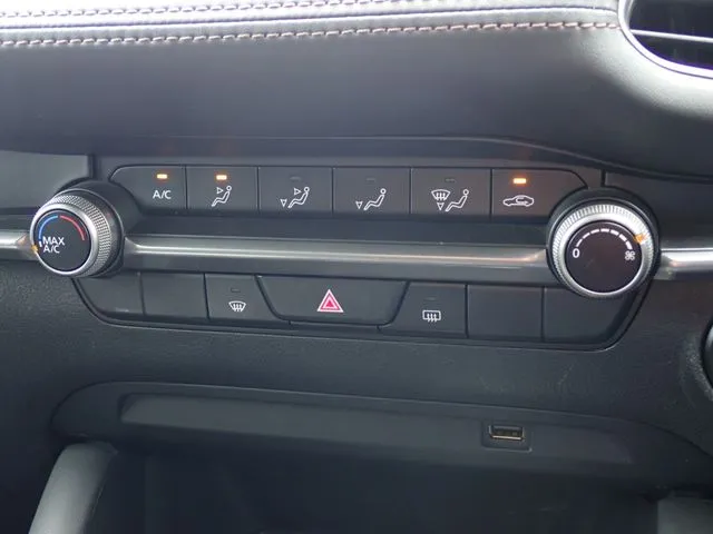 MAZDA3 ファストバック(マツダ)の車両写真