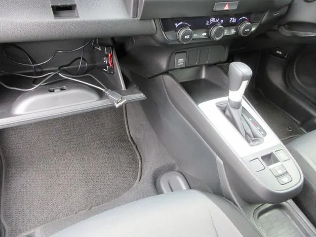 フィット　ｅ：ＨＥＶ　４ＷＤ（ホンダ）の車両写真