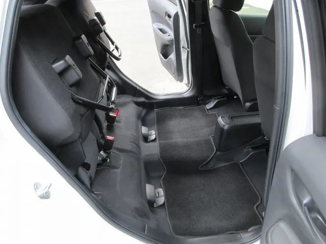 フィット　ｅ：ＨＥＶ　４ＷＤ（ホンダ）の車両写真