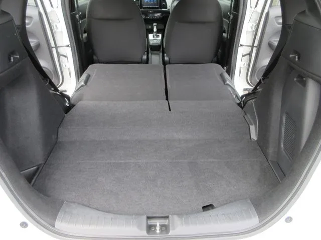 フィット　ｅ：ＨＥＶ　４ＷＤ（ホンダ）の車両写真