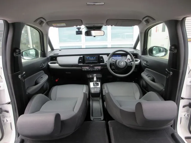 フィット　ｅ：ＨＥＶ　４ＷＤ（ホンダ）の車両写真