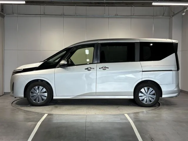 セレナ（ニッサン）の車両写真