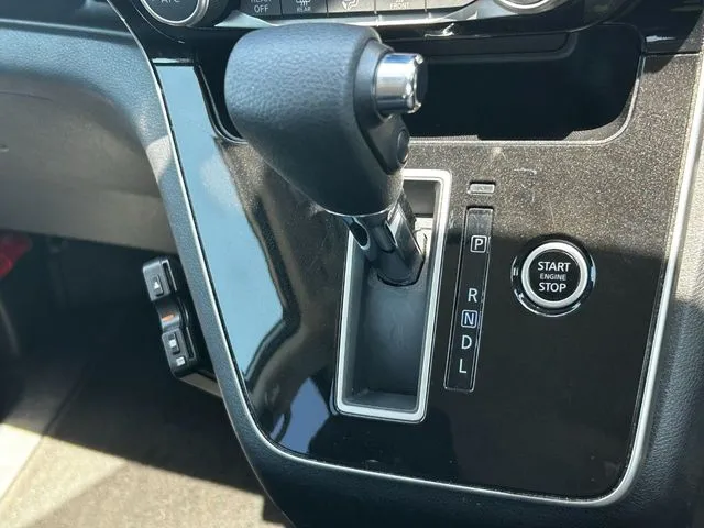 セレナ（ニッサン）の車両写真