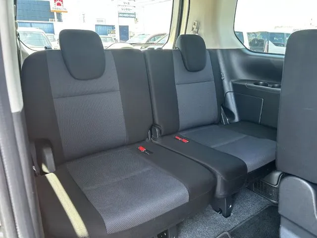 セレナ（ニッサン）の車両写真