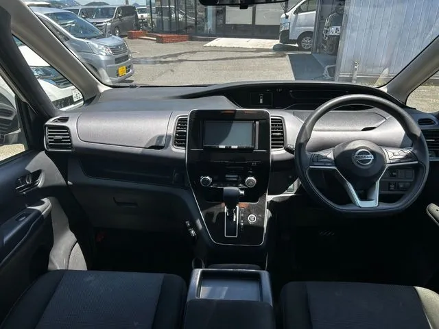 セレナ（ニッサン）の車両写真