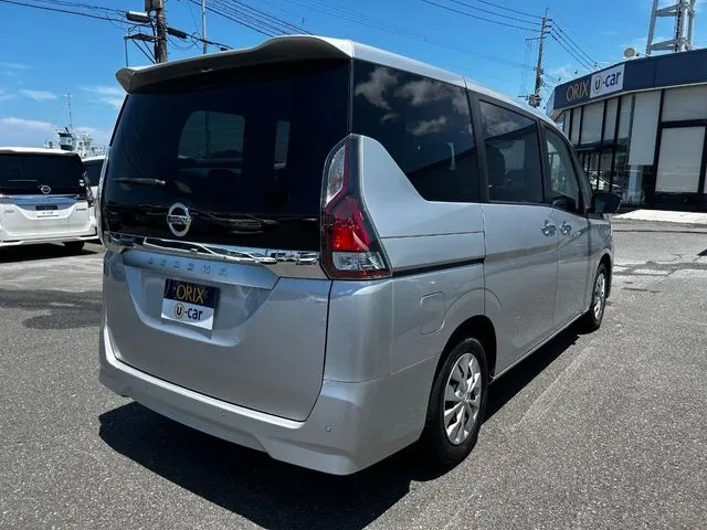 セレナ（ニッサン）の車両写真