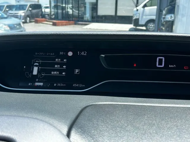 セレナ（ニッサン）の車両写真