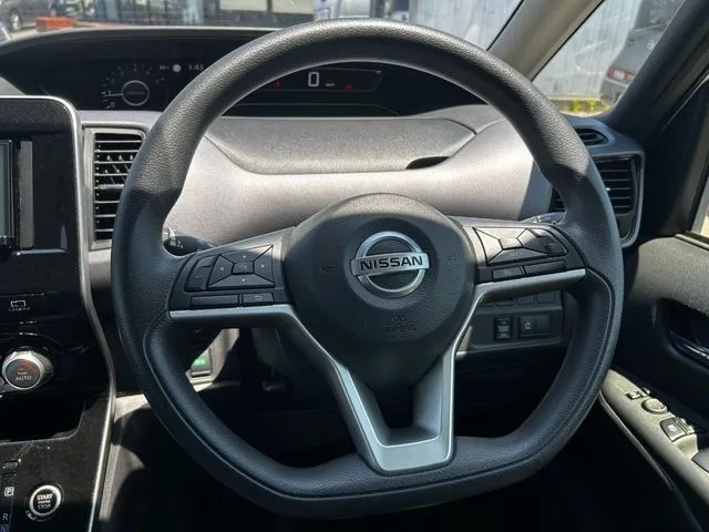 セレナ（ニッサン）の車両写真